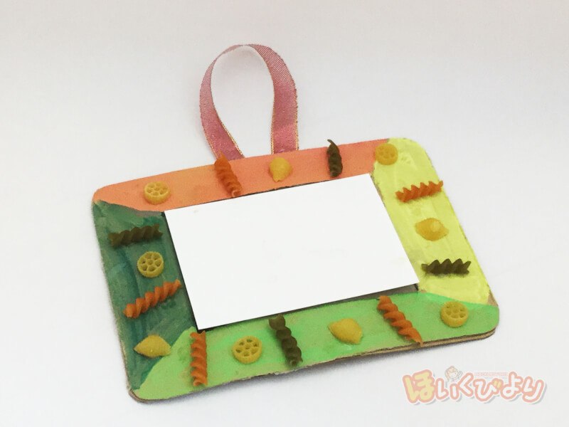 こんばんは🌝わたこ先生です☆ . 本日は、 2・3歳児向け☆卒園児さんへ贈るプレゼント作りをご紹介します☆お花がいっぱいの似顔絵カードを作ります🌷 大きさは紙皿サイズです☺️♥︎ .材料○厚紙 ○画用紙 ○柄折り紙 1 4サイズ○無地折り紙 1 4サイズ&葉に