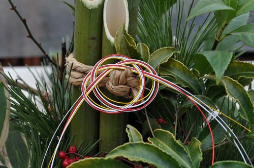 門松作りの様子。 -公式 鹿児島 砂むし温泉 指宿白水館