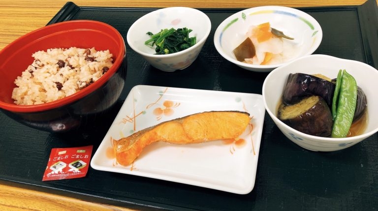 星マタ産婦人科ごはん 🎍新年、明けましておめでとうございます！ 本日は、星マタのお正月のおせち料理のご紹介です！👩‍🍳 星マタでは三が日の朝おせち盛り合わせと、お雑煮を提供しています✨三が日飽きないように毎日お雑煮の味付けや、おせちの内容も変えて工夫し