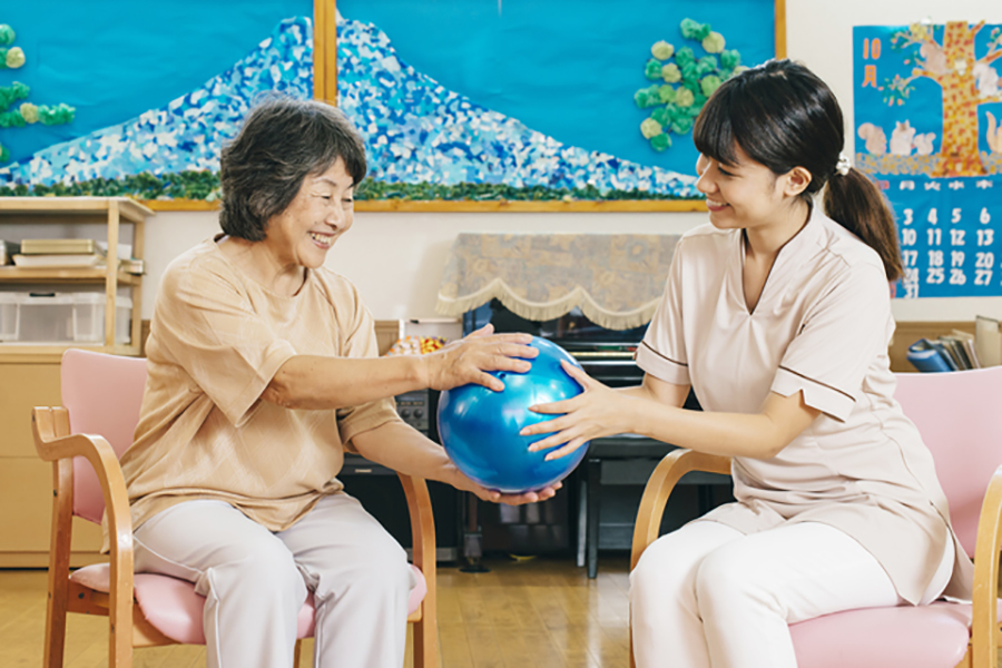 特養です♪, 12月お誕生日会とレクリエーションをしました✨,お誕生日会では名前入りケーキとお誕生日カード、プレゼンをお渡ししてみんなでお祝いしました🎂,お誕生日カードは全て レイアウト、内容など 職員の手作りなので, 世界で一つしかない唯一のものなんです🎀, レクリエーションは,玉入れをしました！, あれ❓よ〜く見るとよく見る玉入れと一味違う様な、、、？,