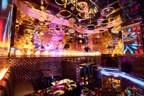 新旧混同の次世代型ホストクラブ」今回の注目ポイントはラグジュアリーはさることながら、クラシックとコンテンポラリーが融合した両面性のある空間であることだ。受付にはディテールが特徴的なカウンターが中央に鎮座し、LEDの間接照明が暗くシックな空間を照らし来客