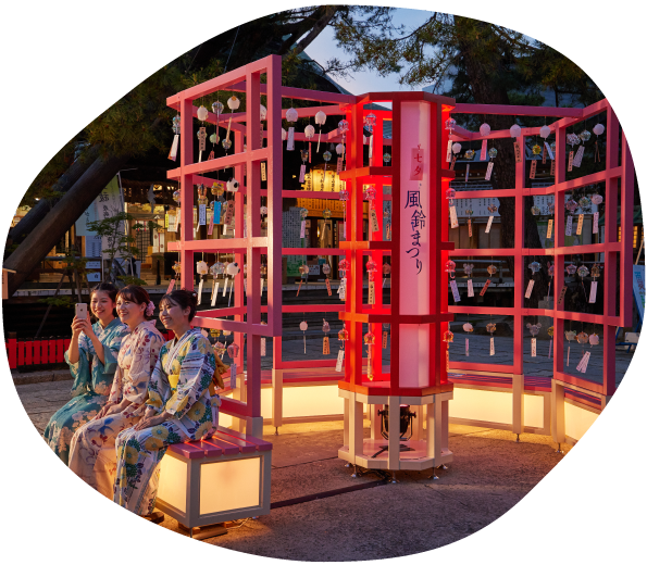 七夕風鈴まつりは18日木曜日まで開催しています。18時すぎから21時までライトアップを行っています。 18日までぽっぽ焼きなどの屋台が40軒ほど出店予定です。各々の出店時間を神社は把握しておりません。天候や売れ行きにより閉店時間が変わると思われます。 昼間も夜も