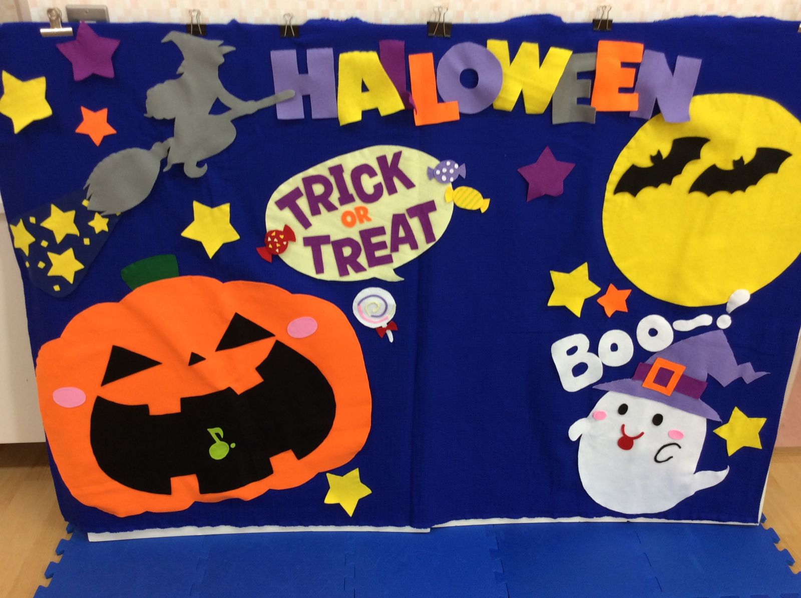 ハッピーハロウィングリーティングカード書道。ハロウィンのバナーやポスター。手作りベクトルレタリング。バイオレット背景のオレンジテキストストックベクター ©helshik 419208338