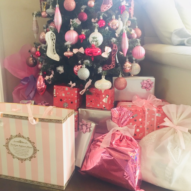 ギフト クリスマスツリーの下にプレゼント!サンタクロースがプレゼントを配っています 単品注文不可- ショップ missnellaマニキュア・ネイル - Pinkoi