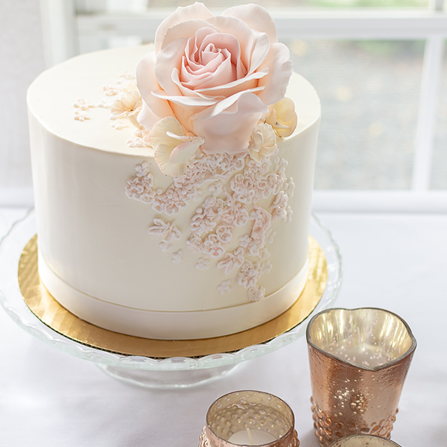 一段のウェディングケーキがおしゃれ！シンプルからフルーツ・花・変わり種まで実例33選結婚ラジオ結婚スタイルマガジン