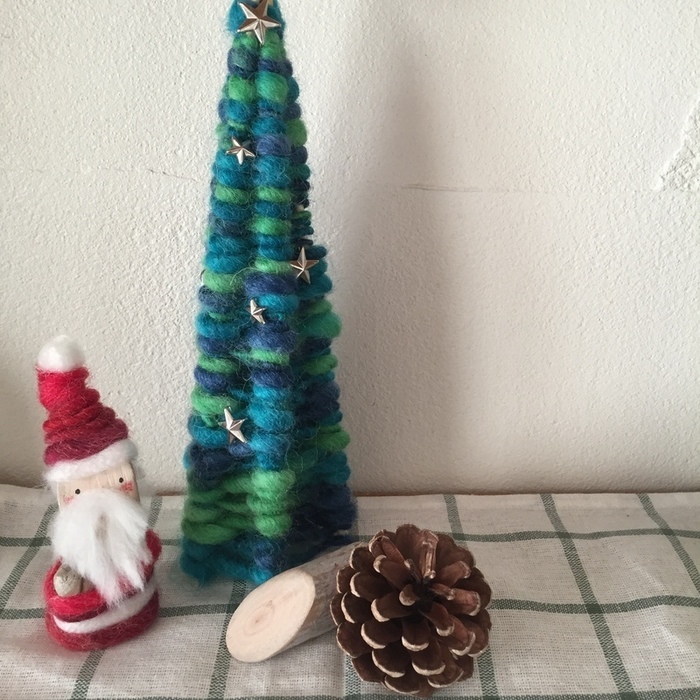 クラフトパンチで作ったミニミニサイズのクリスマスツリーです。ちっちゃくて、可愛くて、簡単に作れてオススメです。作り方はYouTubeにアップしてますので、良かったら見てみて下さいね。クリスマスクリスマスツリークラフトパンチカール事務器カーラクラフト