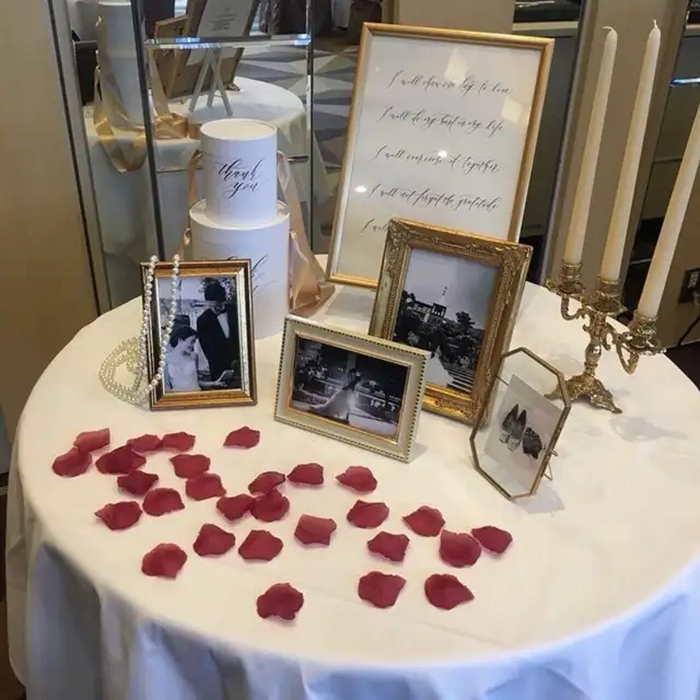 クリスマスに近い結婚式だったので、クリスマスっぽさを入れつつ、大人可愛く華やかなイメージで作られたウェルカムスペース😊お付き合い歴が長く、沢山写真があるので、デジタルフォトや写真を沢山飾られた素敵な空間に仕上がっています✨@t.1221.wd さん、ありがとう