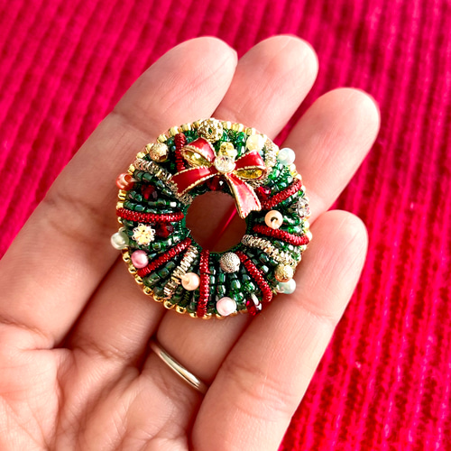 あふれるビーズと羊毛刺繍のクリスマスリースブローチ オーナメント用紐プレゼント- ショップ hanmmmo ブローチ - Pinkoi