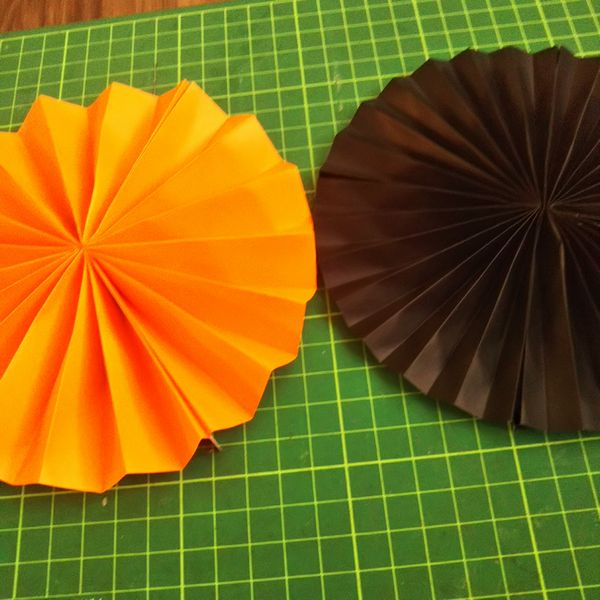 ハロウィン用 ドア飾り 逆さまこうもり カラーオーダー可壁面飾り 「ハロウィン こうもり」の作り方！無料型紙で簡単！秋 冬 10月 11月 画用紙工作 壁面装飾 ペーパークラフト paper craft - YouTube