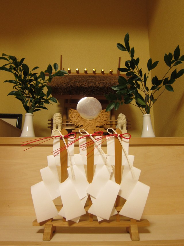 神棚に置きたかった幣束が幣束立てを使えば１本から５本まで飾れます - 神棚 上敷き 簾の専門店 おまかせ工房 ブログ