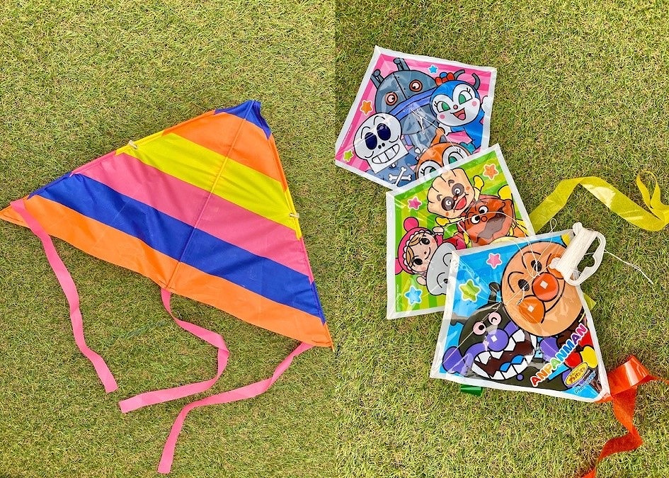 正月の凧揚げ遊び 02237013234 の写真・イラスト素材アマナイメージズ