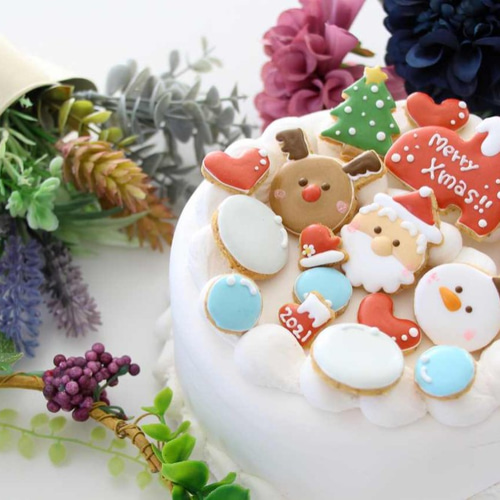 デコレーションケーキ 遅れたけど 結婚記念日だったのでケーキを作りました🍰 クリスマスはケーキ屋さんで買うので せっかくのサンタの飾りを使うタイミングがなくて乗せちゃった♩笑当たり前だけど、サンタさん乗せた瞬間クリスマスケーキになっちゃったよ🤣🤣 なんの