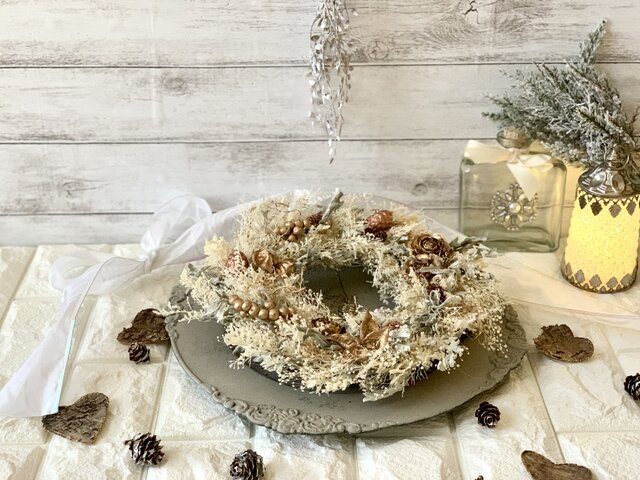 クリスマスピンク白リース ピンク花・白バラ・ゴールドオーナメント・ゴールド葉をゴールド のプレートにア 10405001250 の写真・イラスト素材アマナイメージズ