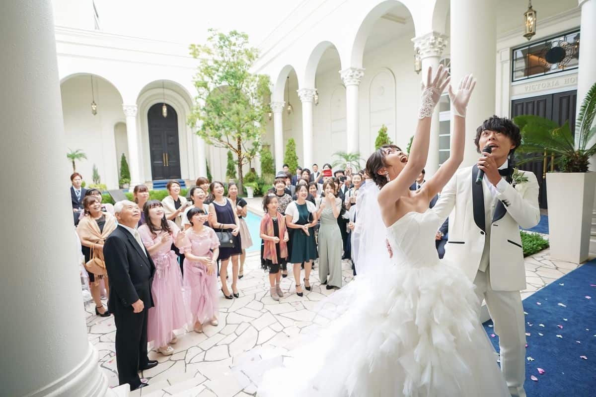 結婚式35*30cmブーケ 新郎ブートニア付かない造花 ブライダル 花束 *スワッグ＊前撮り ブーケトス 和装 着物 ウェディングドレス 白無垢白ホワイト81a : ハンドメイド髪飾り専門店Tata8 - 通販 - Yahoo!ショッピング