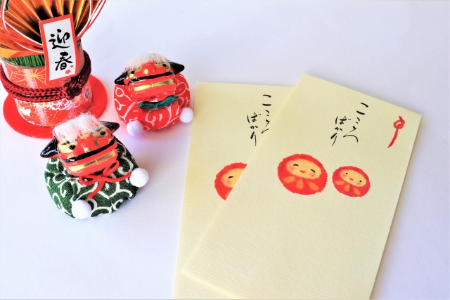 お札をピッタリ三つ折りする方法」お年玉をあげるときに使える