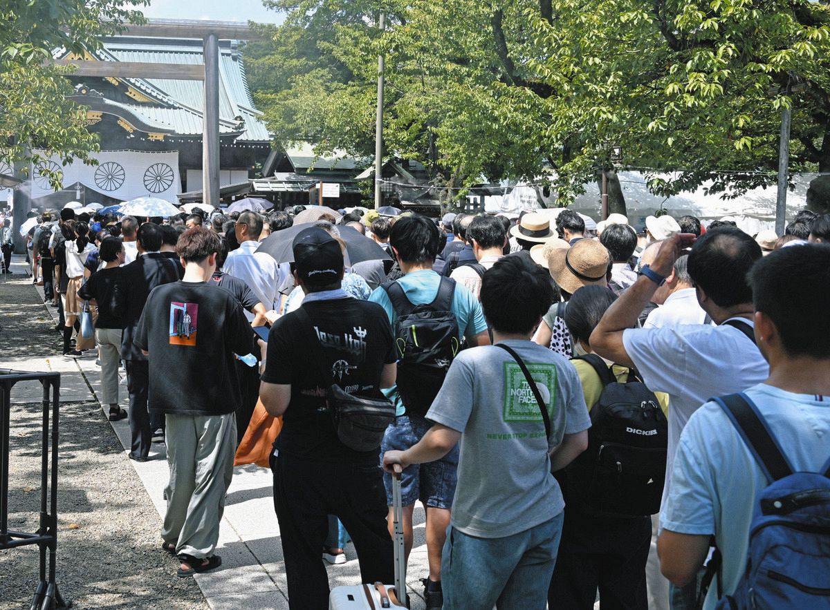 二月堂回廊の下に大勢の参拝者が集まった。観光客 が多い現在と違い、関西各地の講社が詰めかけていた１９３６年３月１２日撮影 20 54 －お水取り秘蔵写真：朝日新聞デジタル