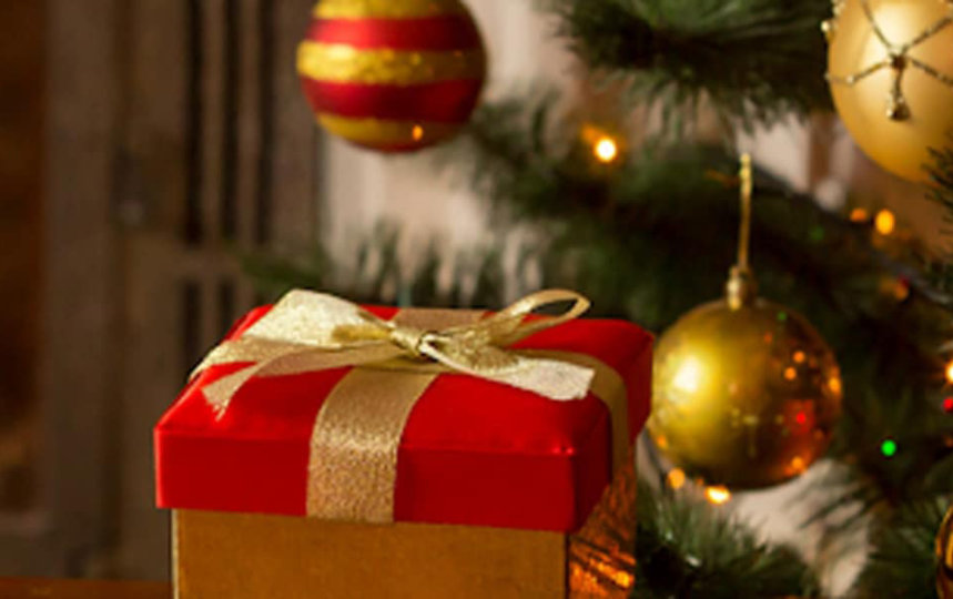 プレゼンテーションのためのクリスマスのPowerPointテンプレートと背景。今すぐダウンロードするPoweredTemplate.com