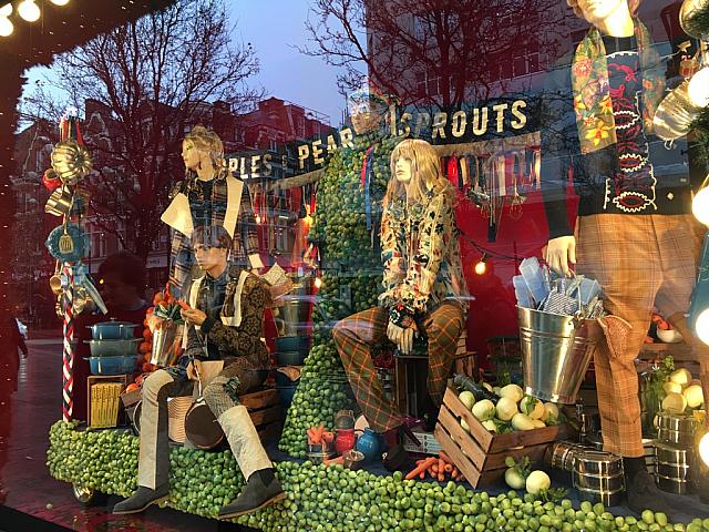 ショーウィンドウにクリスマスツリー🎄を飾りました✨✨✨ 店内クリスマス商品も入荷中です😃年内仕上がりのカーテンが欲しいとの要望も多数いただいております。 ご来店心よりお待ち申し上げております❣️ディスプレイショーウィンドウインテリアデザイン