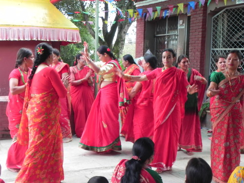 赤の伝統的な服に身を包んだ主にネパールの女性のグループ - お祝いのストックフォトや画像を多数ご用意 - お祝い, アジア大陸, インド文化 -iStock