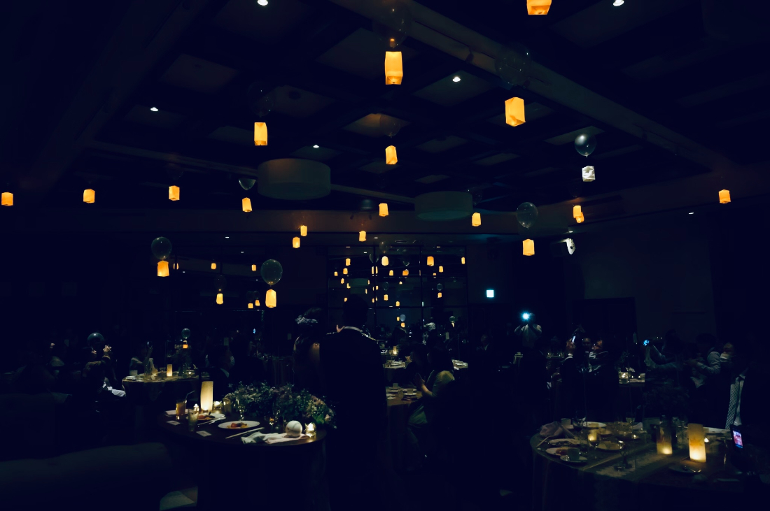 忘れられない夜を彩る☆ナイトウェディングに手持ち花火の演出アイデアWedding Tipsウェディングのプロが届ける結婚式のアドバイス