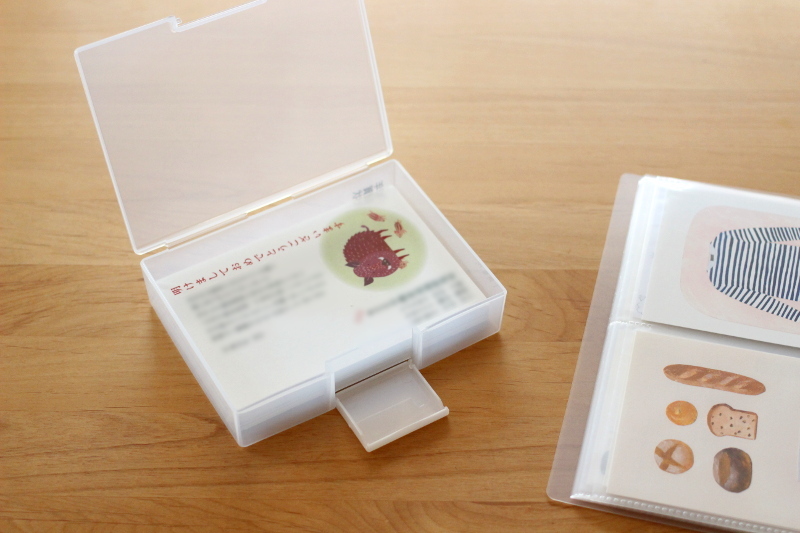 100均ダイソー・セリア「はがきケース」の活用法。収納アイデアをブログでレポート