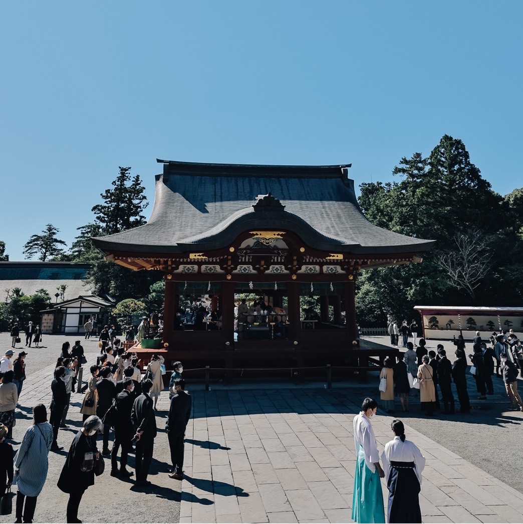 中央参道にてご撮影⁡ ⁡⁡ ⁡舞殿・本宮の社殿をバックに⁡ ⁡撮影しております。⁡ ⁡⁡ ⁡鶴岡八幡宮ならではの写真が⁡ ⁡撮影できるスポットです🌟＊—————————————————————————＊ 次回ブライダルフェア日程 9月29日 月🌟10月日程お申し込み受付開始 10月6日 月10月31日 金