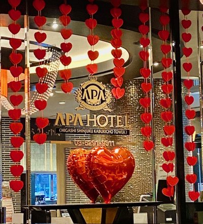 無料のバレンタイン店舗ポップ ラフなハートのデザイン 濃いピンク背景ver 縦長デザイン無料看板・POP・ポスターの「かんばんこ」