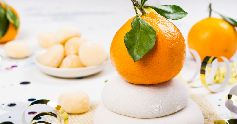 プラスチック製の3つの葉付きのみかん - おもちゃ・鏡餅に乗せる橙橙 だいだい の素材184446115- イメージマート