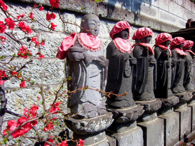 お地蔵さんに手を合わせてはいけないって本当？拝み方やお地蔵さんがある場所の意味は？ - 当たる占いセレクション