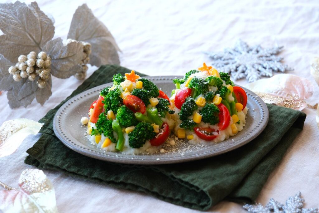 こんにちは、フードリエ です。 前回のリースサラダに続き、クリスマスメニュー第2段！ 『ポテトサラダウインナーツリー』ご紹介します。ウインナーやハム、パプリカなどの野菜を星やハートの形に切り、 ポテトサラダとプリーツレタスで作ったツリーへ飾っています