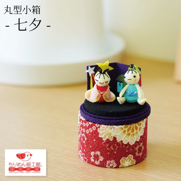 ○七夕製作🎋1○ 織姫と彦星はクッキングペーパーを絵の具で染め物して丸く切ったものを着物に。色がじわーっと広がって綺麗に染まりました◎四角の部分は厚紙に画用紙を貼ってスパッタリングで星をイメージしてあります⭐︎子どもたちには、染め物と目のシール