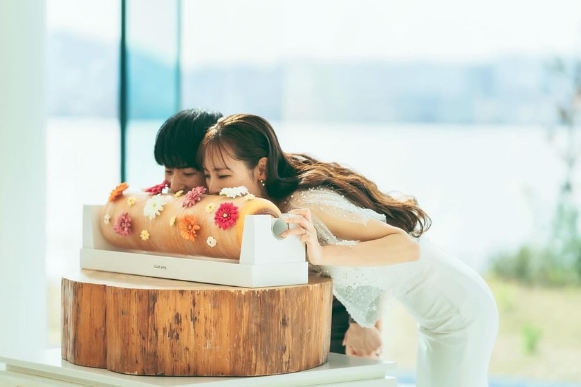 Truck-wedding - めちゃくちゃ可愛いショット♡ 滋賀県出身のお二人が選んだのは クラブハリエ の バームクーヘンに粉糖をトッピングするセレモニー♡ 最後は二人でかぶりつき♡ウェディングケーキ truckwedding wedding オーダーメイドケータリングFacebook