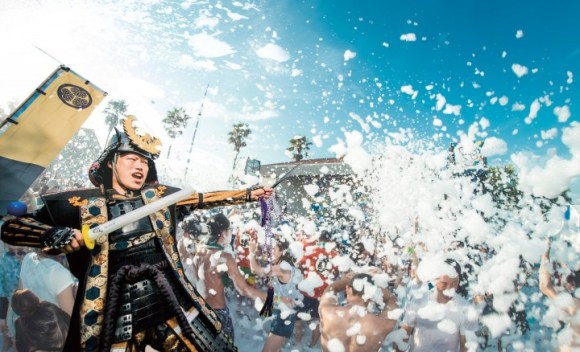 石川・内灘ビーチで「泡パ」3回目 「泡まみれ」で音楽楽しむ - 金沢経済新聞