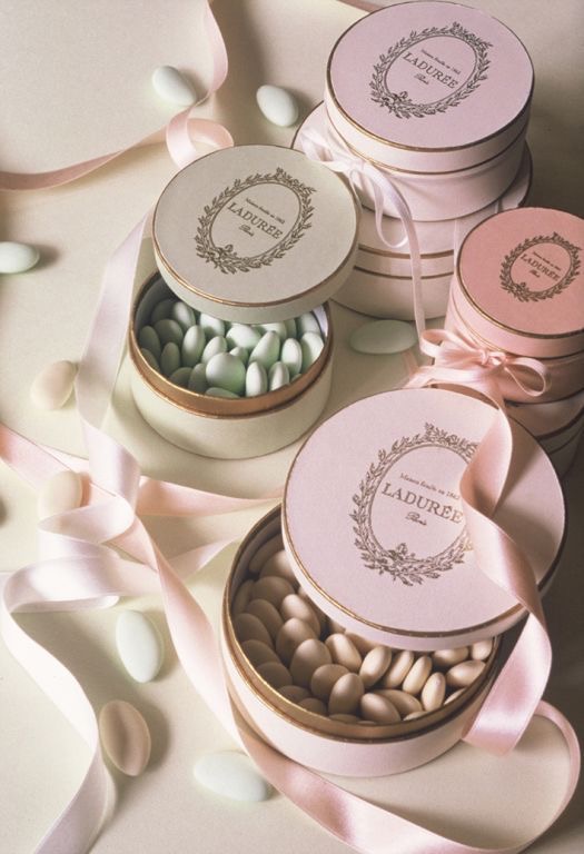 あの「ヴェラ・ウォン」と「ラデュレ」がコラボ。超モードなウエディングケーキがお目見え