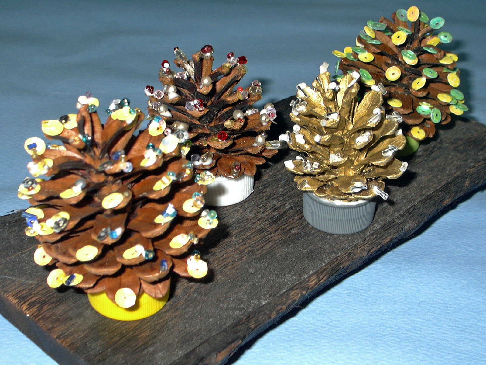 松ぼっくりで作るクリスマスツリーの作り方 - PAJOLIS.comパジョリスドットコム