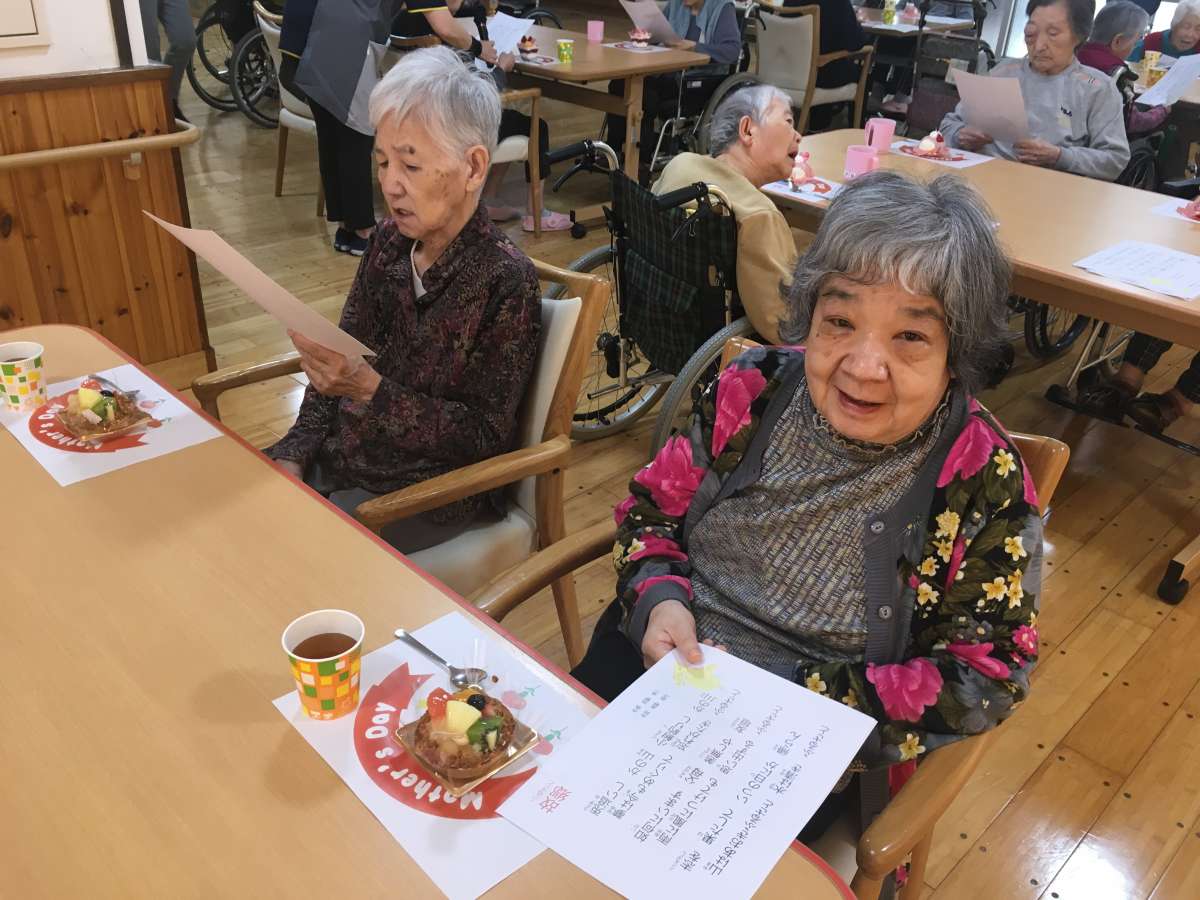 母の日レク！皆様に手作りカーネーションをプレゼント！ - 宇治市の有料老人ホーム スーパー・コート宇治大久保ブログ