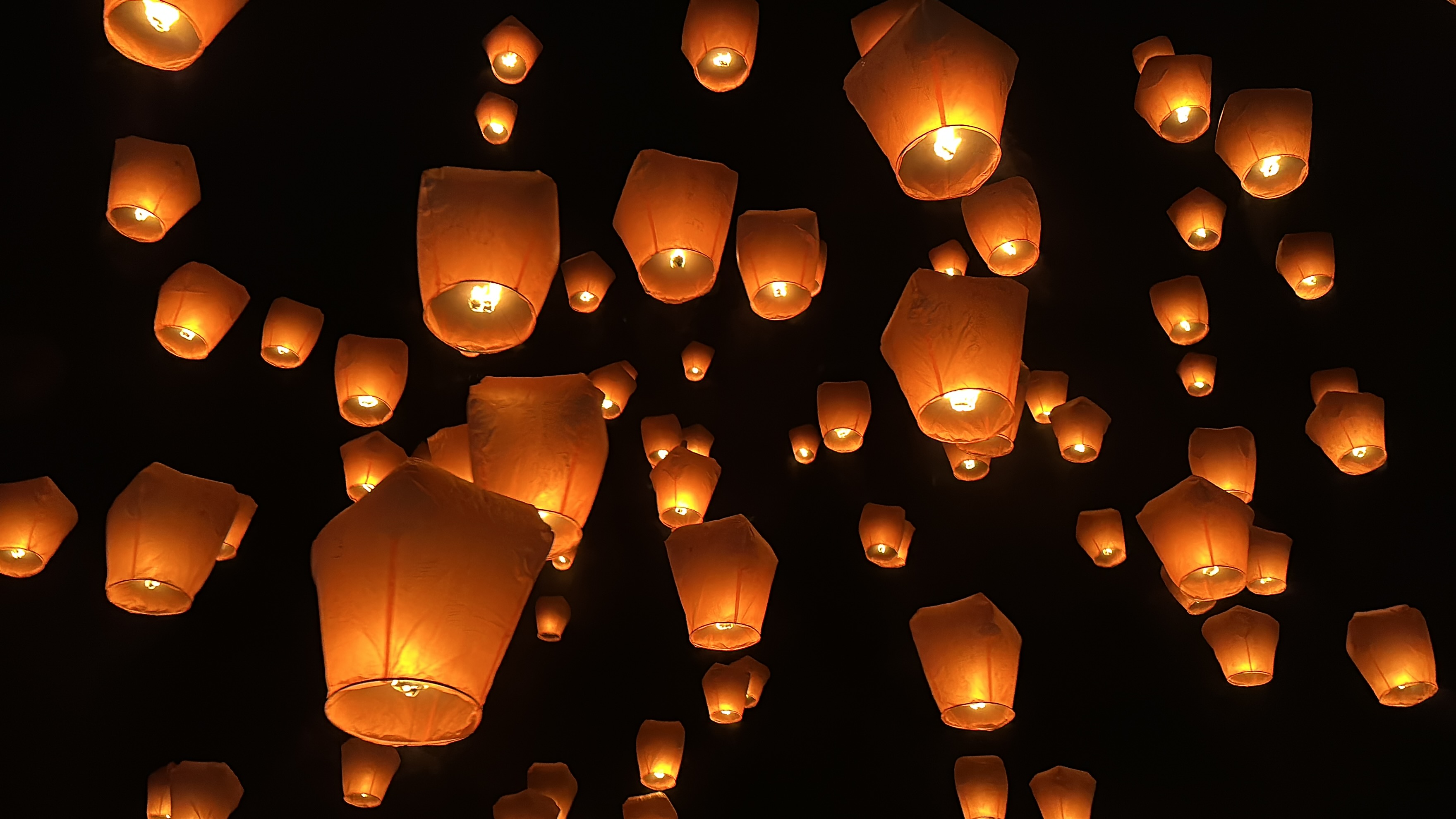 ランタンを空に飛ばすだけじゃない！ 台湾の元宵節はロケット花火まで登場台湾ぶらぶら食べ歩き