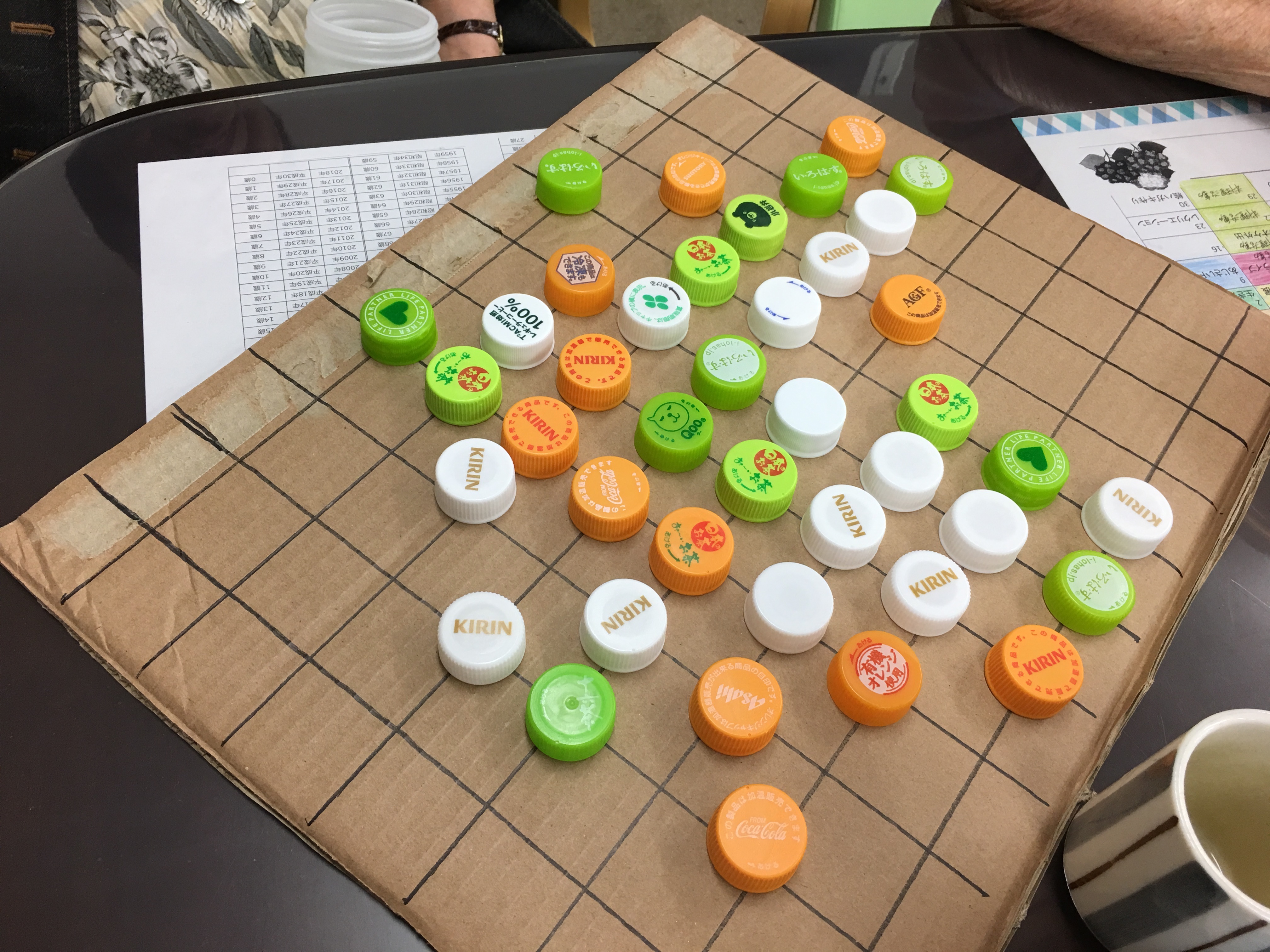 高齢者室内レクリエーション ラップの芯と30個のペットボトルキャップを使って『キャップ打ち』