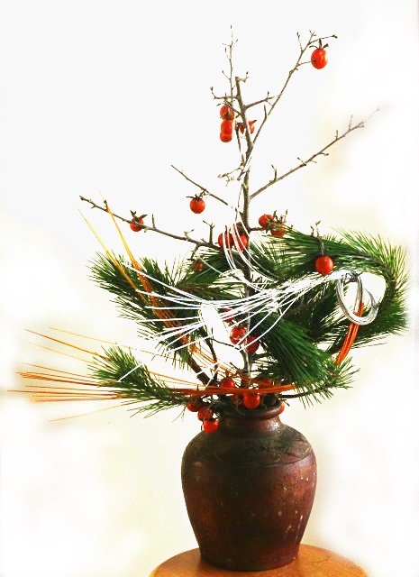 日本のいけばな – ＩＴ社会で生きる補完として: 若松 に金銀の水引をかけてリビングに 日本のお正月です