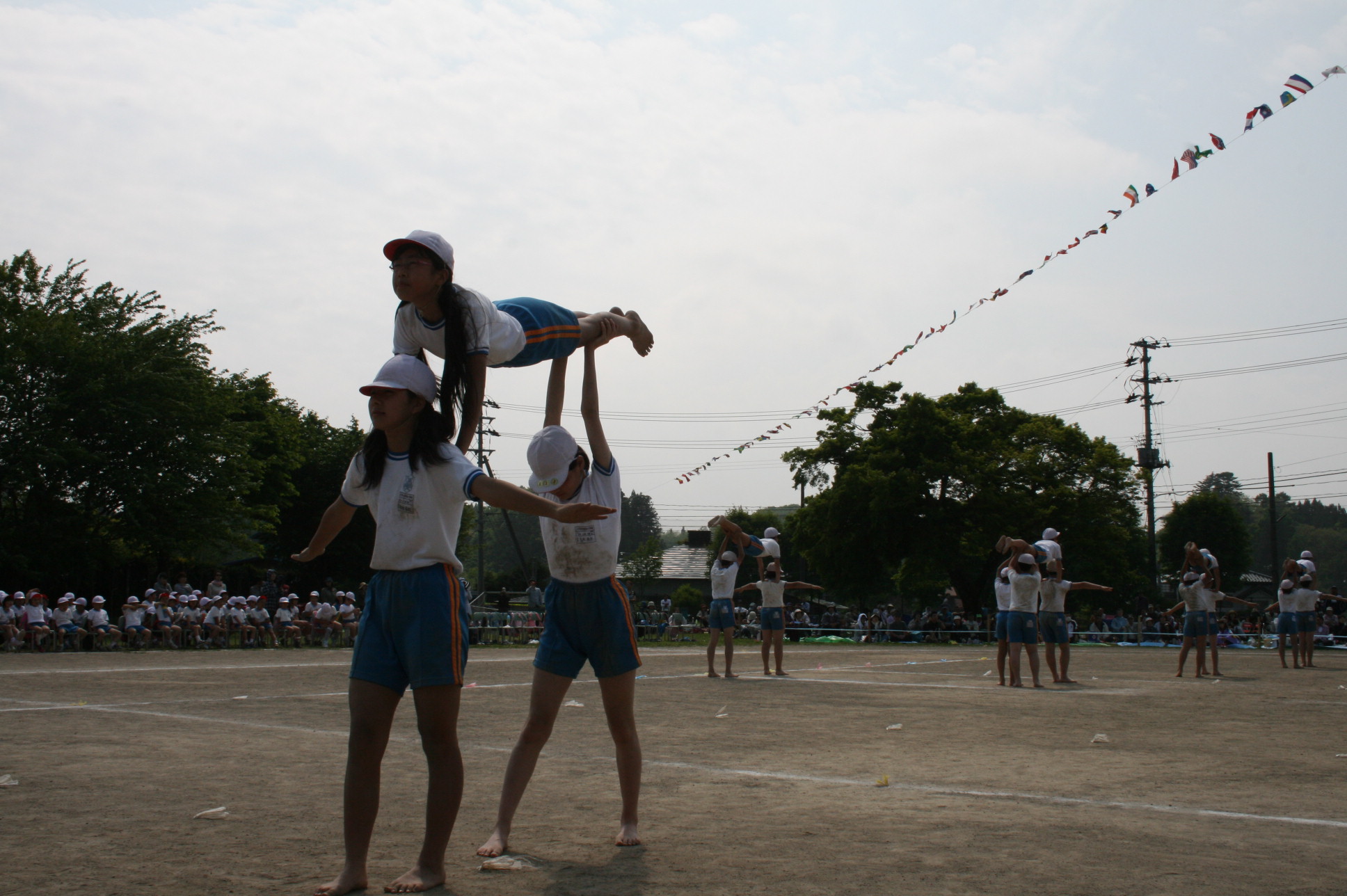 なぜ続く、運動会の巨大組み体操 大阪で「助けて」の声拡散 1 2ページ- 産経ニュース