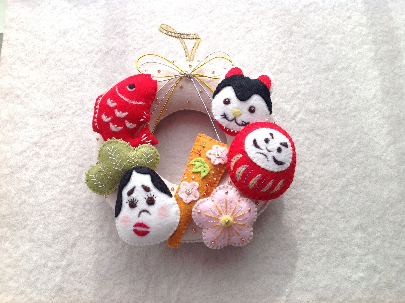 AmazonＣｒｅｖｅ Ｃｅｌｌ Happy New Year お正月 パーティーバナーガーランド 紐4ｍ フェルト素材 大きめ15cm14枚セット正月飾りおもちゃ