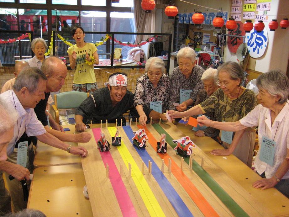 ひまわりの作品で夏仕様！うがた苑で夏祭りの飾りを制作しました！ - 社会福祉法人 恒心福祉会