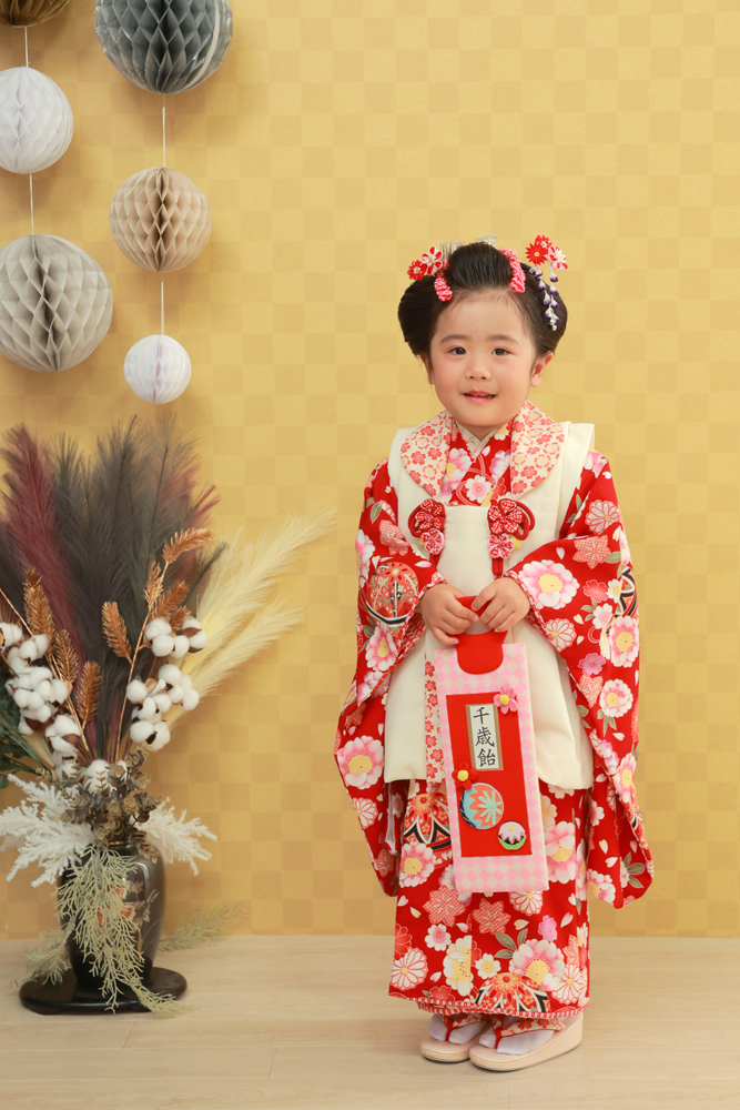 七五三 おめでとうございます㊗️ 桃割がよくお似合いですね❣️ 桃割れ¥5000 日本髪の場合着付け¥5000 早朝料金¥1000お羽の髪飾りプレゼント❤️桃割れ七五三ヘア大正区美容室女性スタイリスト大正区着付け西区着付け港区着付け着付け出張しており