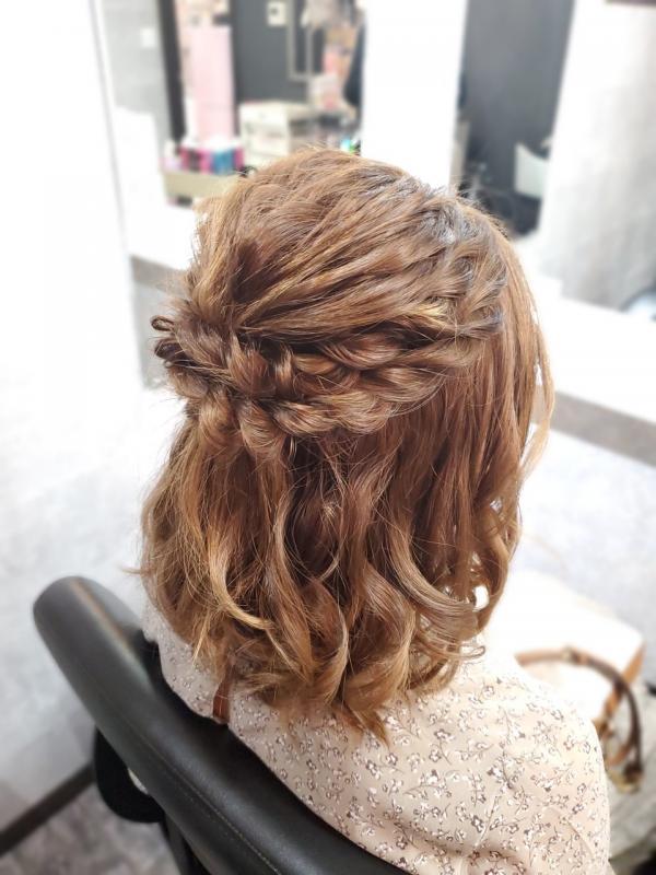 外はねボブハーフアップヘアアレンジ卒業式袴髪飾りM 白 ピンク ベージュのヘッドドレス&水引きゴールド 切りっぱなしボブ卒業式袴 和装結婚式 白無垢 色打掛 卒園式の保育士先生にも＊代々木 新宿七五三着付け着物レンタルらふりじー全身保湿プロダクトsoieスワ