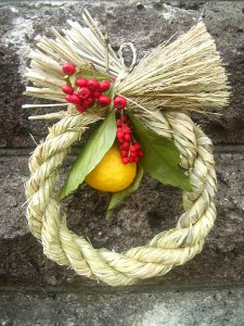 100均DIY 正月飾り「しめ縄リース」を手作りする方法！アレンジや折り紙も100均アイテムで、暮らしをもっと便利に楽しむ情報メディアくらしマグネット