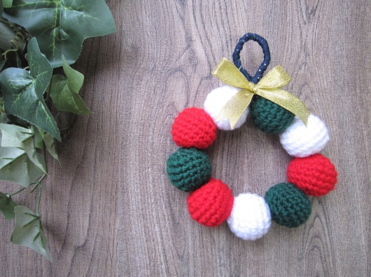 Today's Lesson 木の実のリース小さめサイズ。 前回は木の実ボール。 木の実ボールと木の実のリースは似ていますが、作り方 は結構違います。皆さん、得意分野があり、木の実ボール作りやすいと言う方、リースがいいと言う方色々です。 Hさんはリースの方が作りやすいかな