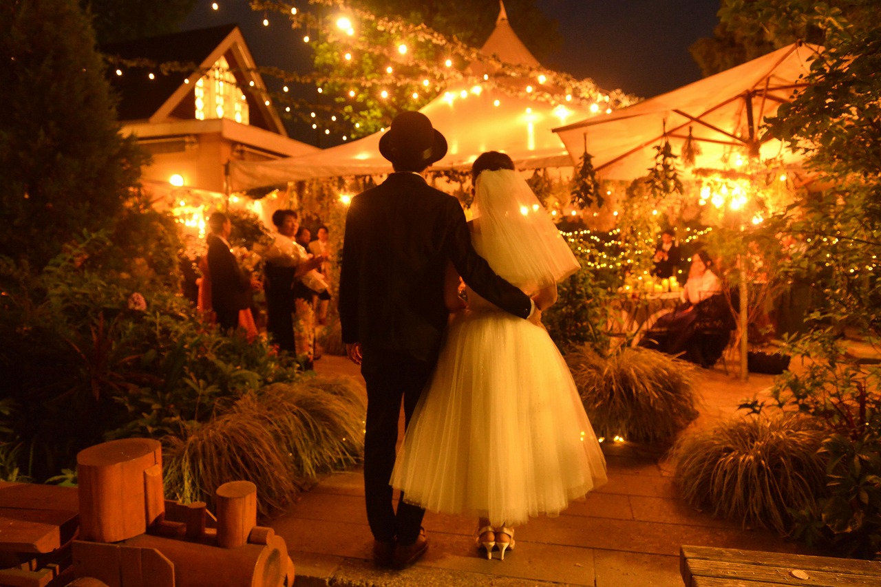 ハンサムな男、またはアフリカ系アメリカ人の新郎が屋外のぼやけた街通り背景白のセクシーなウェディングドレスのきれいな女の子や美しい金髪のかわいい花嫁を抱いての写真素材・画像素材 Image 73167012