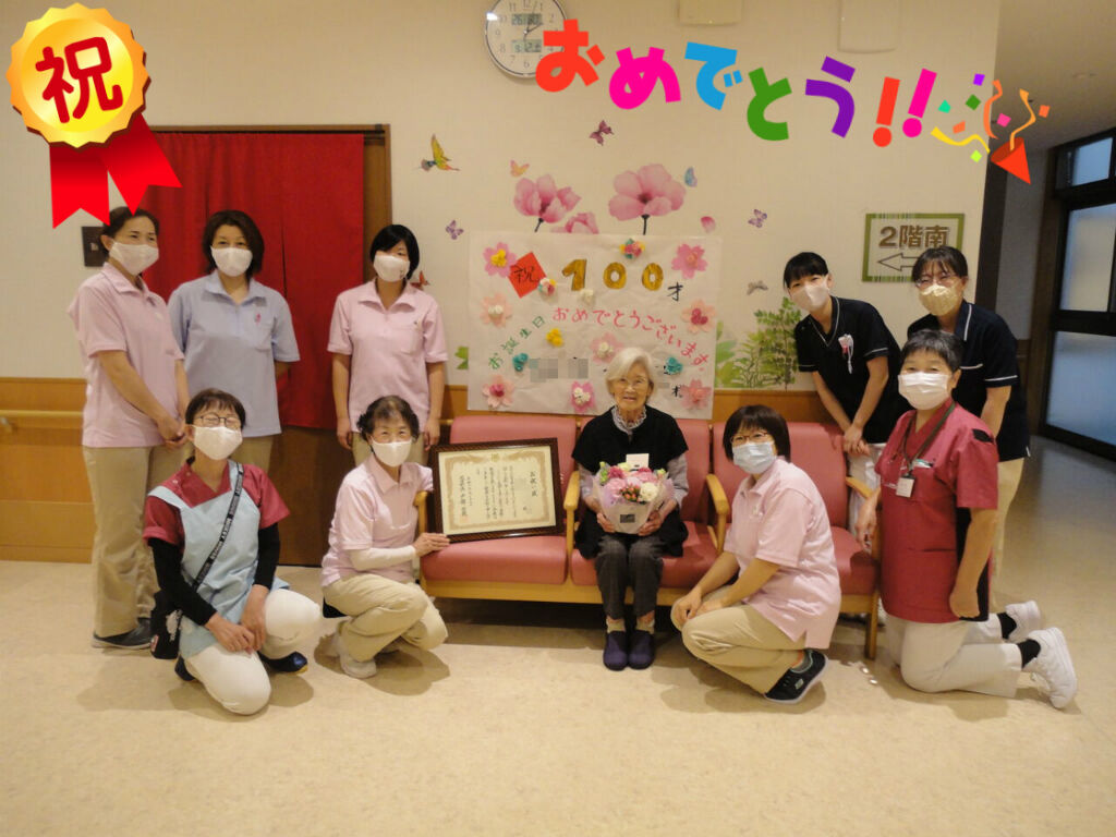 100歳のお祝いケーキ！ ひゃくさい！百寿！ めでたいめでたい🎉 めったに出会えない百歳ケーキ！ ディアアンジーは2人目でございます！可愛いおばぁちゃん！元気にゆっくりもっと長生きして下さいね！100歳 100th百寿百寿ケーキナンバーケーキ numbercake