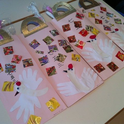 つき組の七五三製作を紹介します🌙 袋を自分の力で折ったり、見本の字をマーカーでなぞったり、キッチンペーパーで染め紙をしたり 😌個性のある千歳飴袋がもう少しで完成です✨千葉県成田市はくと幼稚園認定こども園年中七五三製作七五三