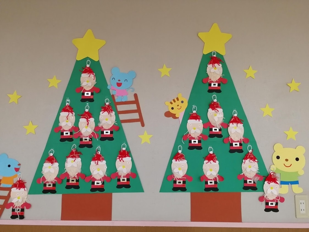 ４歳児でも簡単に作れる！紙コップでクリスマスツリー＆サンタの飾りを工作してみた！ - ワーママのための子育て情報WEBマガジンkarafuru からふる